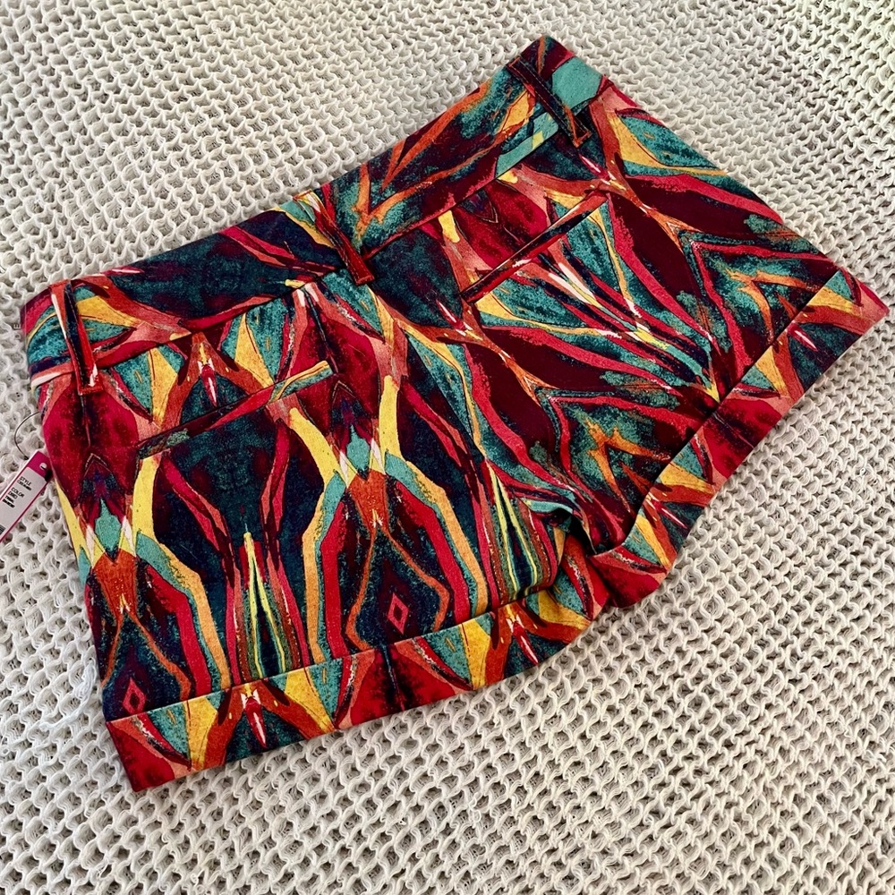 Alice + Olivia Cady Cuff Shorts in Tribal Diamond NWT SZ 4 - Picture 2 of 7